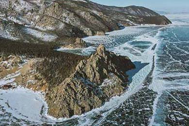 CBA赛场上的精彩瞬间：球员飞身扣篮引爆现场，cba扣篮大赛飞跃5人